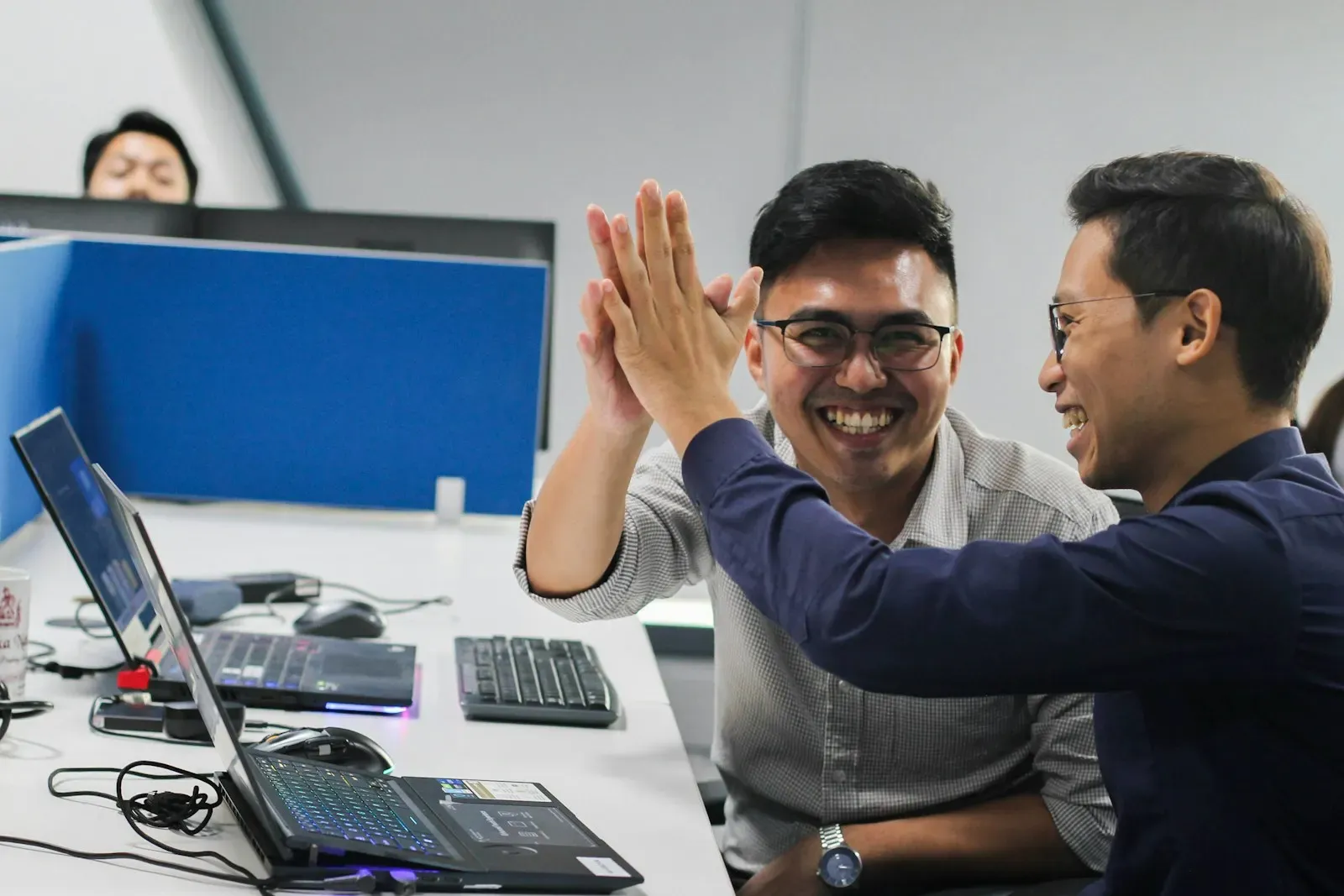 New hire and IT colleague celebrating a finished setup